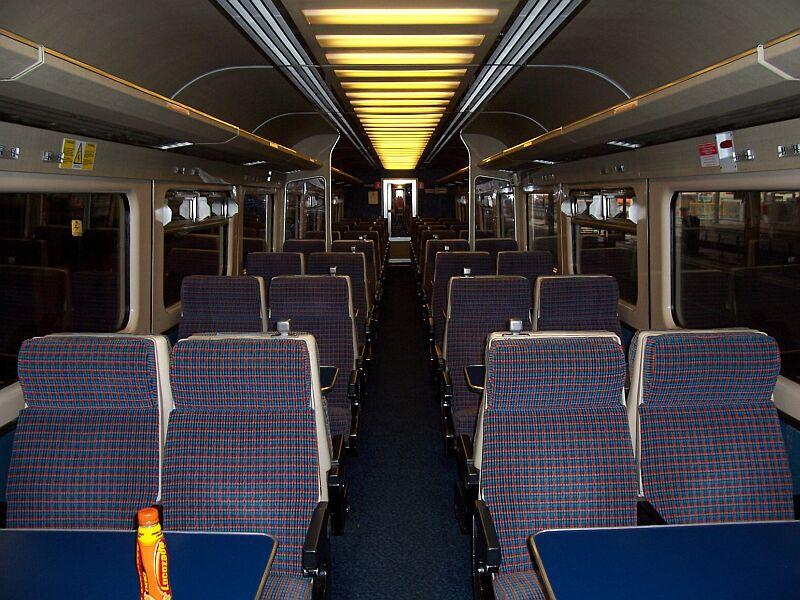 Inneneinrichtung InterCity-Wagen 6308 2.Klasse. Alle Sitzreihen haben einen Tisch, nur die beiden letzten an den Wagenenden nicht. Interessant sind auch die Metallw�rfel zum Festhalten auf den Sitzlehnen.