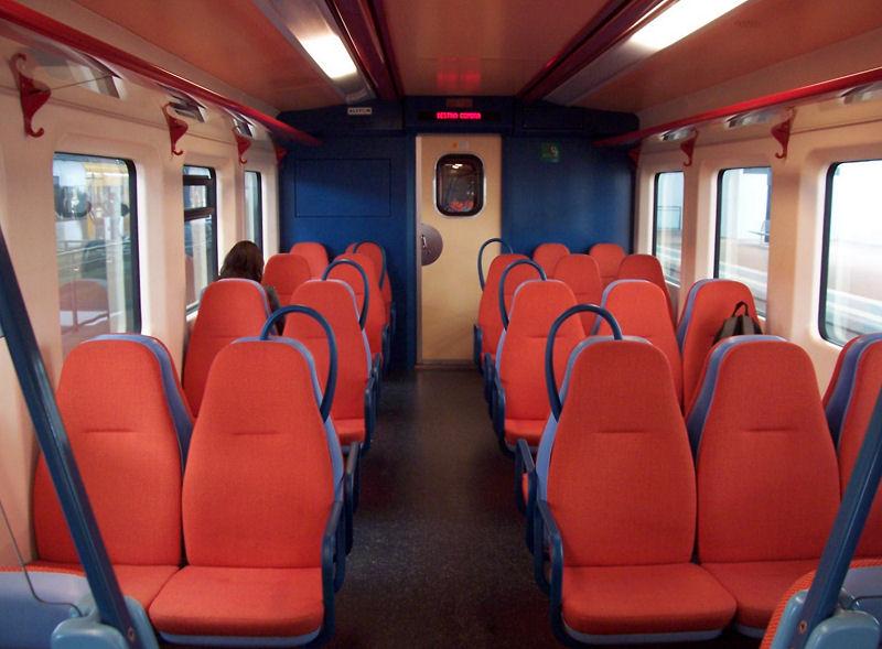 Inneneinrichtung der modernisierten BR 2200 mit Einzelsitzen in 2 + 3 Bestuhlung, wie in Spanien und Portugal �blich (Breitspur),
vorher hatten sie Sitzb�nke.