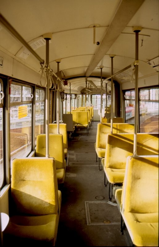 Innenraum des GT4. Die Erneuerung der Sitzbezge wahr wohl auch so ziemlich die Einzige Neuerung in den letzten 20 Jahren. Trotzdem waren sie immer bequem und angenehm beim fahren. 