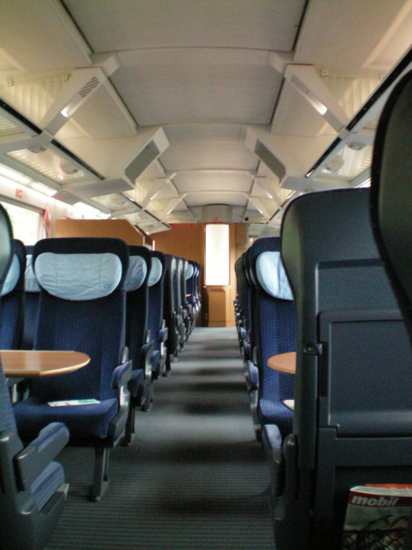 Innenraum des ICE 373 (Basel) w�rend der Ausfahrt aus dem Hbf Karlsruhe.Nichts los an diesm Morgen des 10.05.09 im 1er.