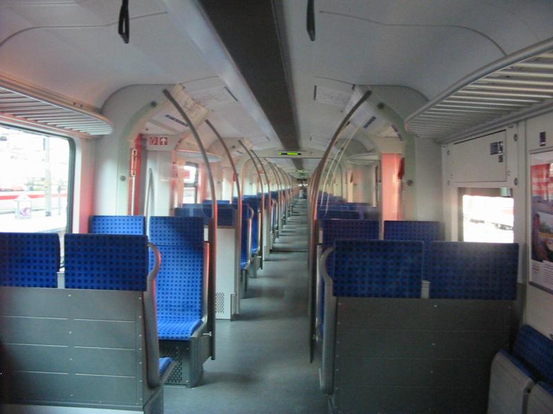 Innenraum eines Triebwagen der Baureihe 423.