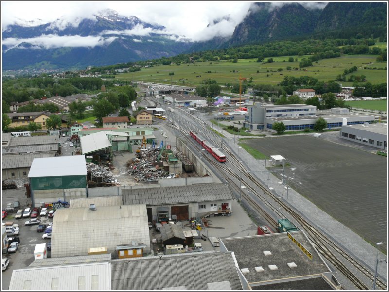 Innert weniger Jahre wurde der Talboden bei der Station Untervaz-Trimmis von Industrieansiedlungen berzogen. R1538 mit einem Be 4/4 Triebwagen fhrt in die Station ein. (18.03.2008)