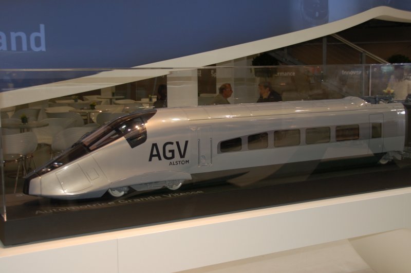 InnoTrans Berlin 2008. Auf dem ppigen Stand von Alstom - dem Hersteller des franzsischen TGV - konnte man neben den einheitlich adrett in wei gekleideten jungen Damen auch dieses Modell des neuen AGV bewundern.