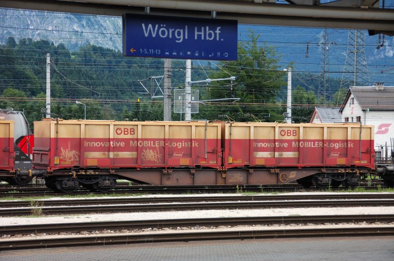 Innovative (neue) Frachten bentigen innovative Frachtmglichkeiten: Spezielle Container fr pulver- oder staubfrmige Chemikalien, die luftdicht abgeschlossen werden mssen, und eine hohe Dichte aufweisen, auf dem dazugehrigen Tragwagen der  Rail Cargo Austria . (Wrgl, 20.07.2008)

