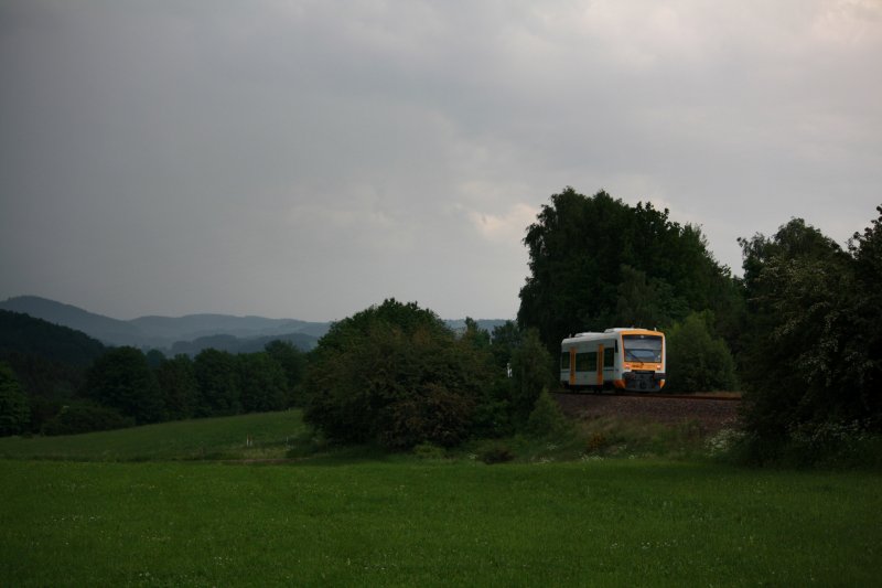 Ins schlechte Wetter hinein fhrt FEG 30422 auf dem Weg von Freiberg nach Holzhau, hier kurz hinter Berthelsdorf, 26.05.09