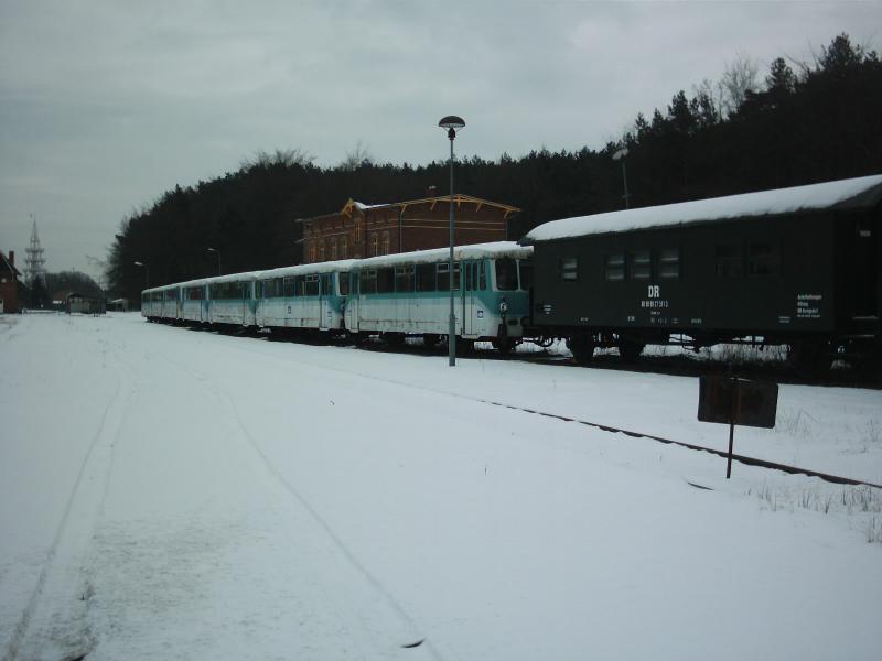 Insel Usedom im Bahnhof Heringsdorf, Februar 2005.
Die  Ferkeltaxen  (BR 771/772) sind mittlerweile in Rumnien, dort aufgearbeitet und in Betrieb.