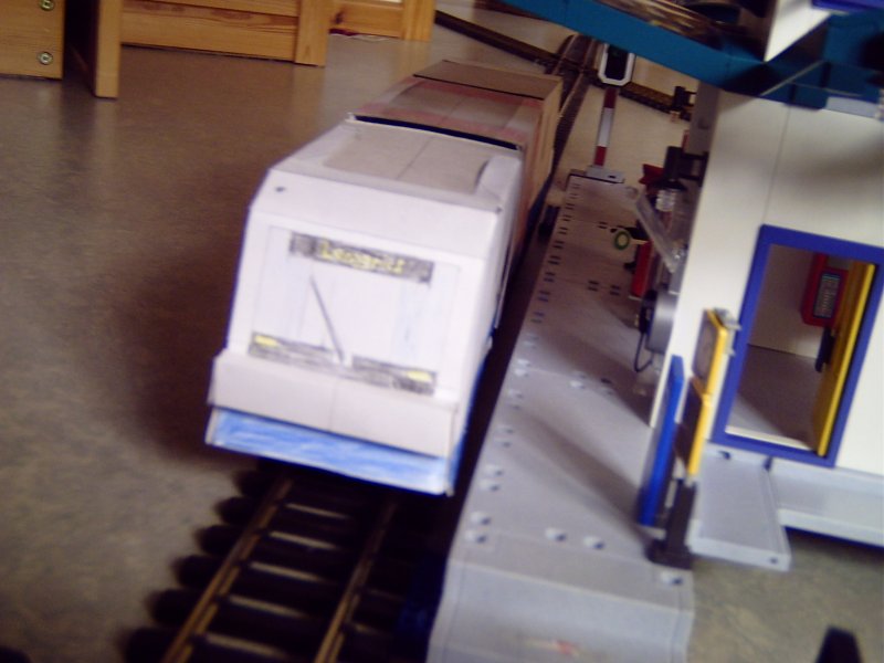 Integral wartet im Bahnhof auf Abfahrt.