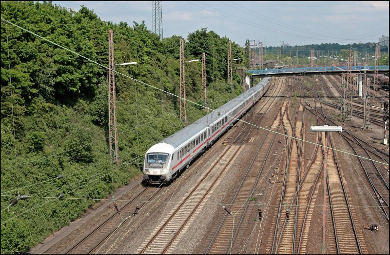 InterCity 2028 ist von Passau nach Hamburg-Altona unterwegs und fhrt am Rangierbahnhof Hagen-Vorhalle Richtung Dortmund Hbf. Schiebelok ist die 101 109. (22.05.2008)

