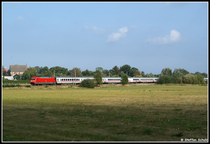 InterCity 2213 mit einer 101 aus Binz auf dem Weg nach Rostock.Aufgenommen am 26.09.09 in Bentwisch. Das Glck war auf meiner Seite.Kurz nachdem der Zug durch war, war die Sonne auch wieder Weg.