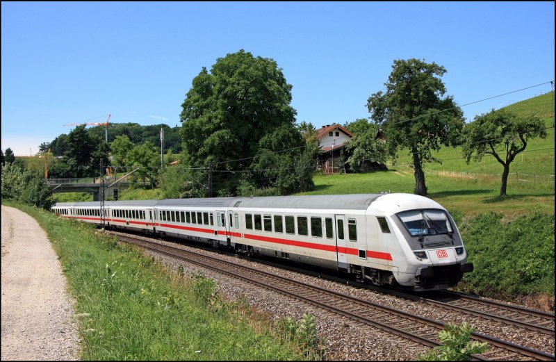 InterCity 2296 nach Frankfurt(Main)Hbf schlngelt sich bei Axdorf durch die Kurven. (06.07.2008)
