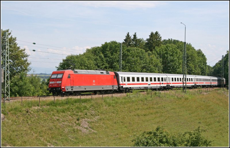 InterCity 2297 von Frankfurt(Main)Hbf nach Salzburg Hauptbahnhof fhrt bei Aling dem nchsten Halt Rosenheim entgegen. Schiebelok ist die 101 082.