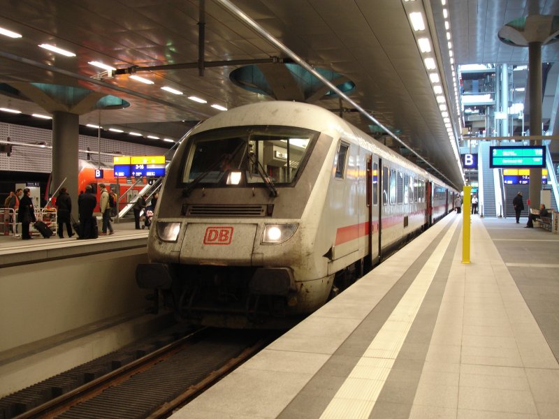 InterCity 2454 hat den Berliner Hbf am 14.Februar 2007 p�nktlich um 14:07Uhr erreicht und wird nun einen Aufenthalt von 33 Minuten haben. Um 14:40Uhr fuhr er dann aus Gleis 3 aus, um weiter nach D�sseldorf zu fahren, mit Unterwegshalten in: Lutherstadt Wittenberg, Halle(Saale)Hbf, Erfurt Hbf, Kassel-Wilhelmsh�he, Dortmund. N�chster Halt ist aber erstmal der Bahnhof Berlin-S�dkreuz.

IC 2454, Berlin Hbf(tief)