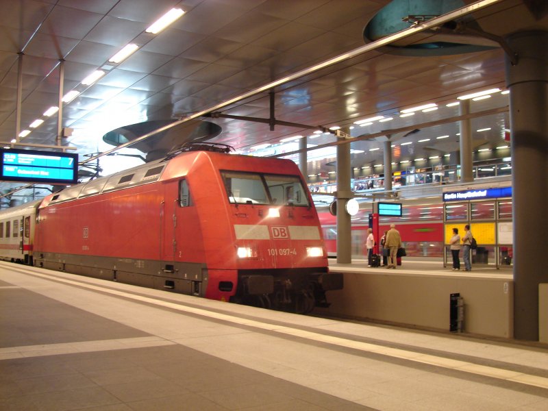 InterCity 2455 mit BR 101 097-4 nach Ostseebad Binz ber Bernau bei Berlin, Eberswalde, Prenzlau, Angermnde, Pasewalk. Hier steht er in Berlin Hauptbahnhof (Tief). Aufgenommenn am 05.08.07