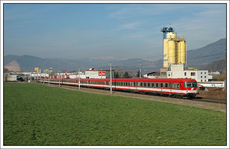 InterCity 511  Fischer von Erlach  von Salzburg nach Graz ist eine der letzten verbliebenen Tandemleistungen der Baureihe 4010 auf der KSB 250, aufgenommen kurz vor dem Einfahrsignal Niklasdorf am 5.4.2007. Gebildet war die Doppelgarnitur aus 6010 024 + 4010 019 an der Zugspitze und 4010 007 mit Steuerwagen 6010 007 als zweite Garnitur.