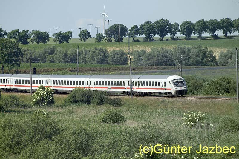 InterCity der DB AG bei Seehausen in der Sommerlandschaft der Uckermark