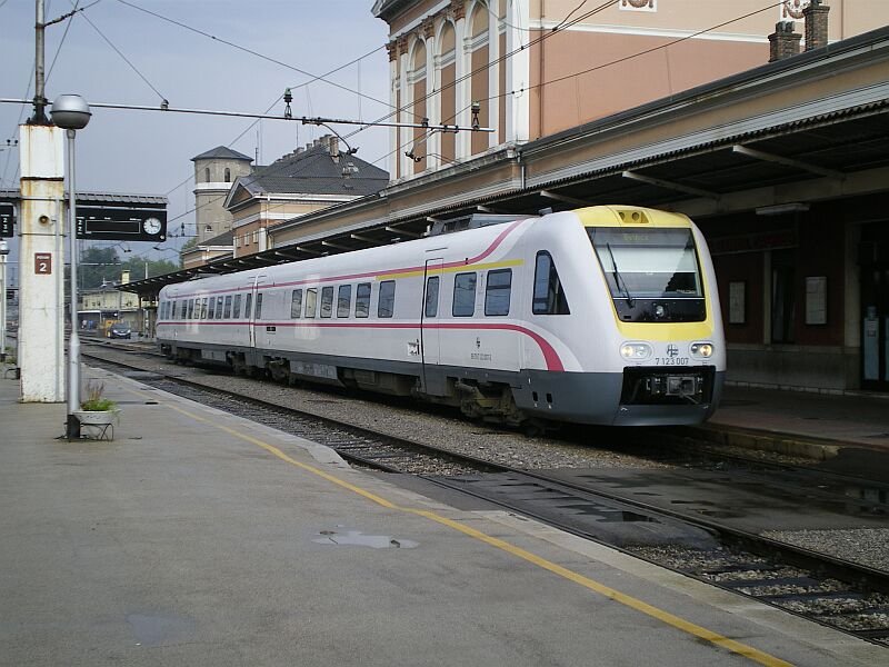InterCity Dieseltriebwagen 7123 007 + 008 am 23.08.2007 in Rijeka
