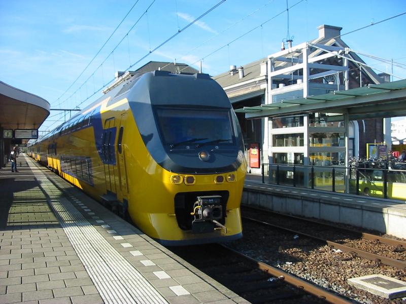 Intercity nach Amsterdam Centraal am 27.10.2005 im Bahnhof Middelburg.