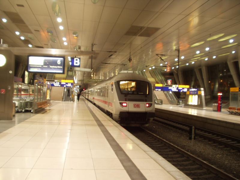 InterCity nach Hamburg-Altona in Frankfurt Flughafen Fernbahnhof, nachts