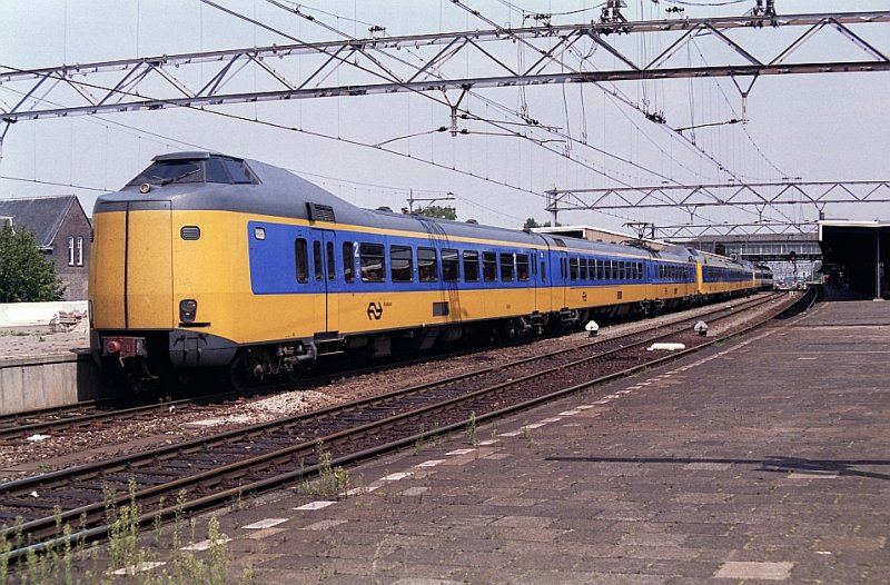 Intercity nach Vlissingen fotografiert in Leiden am 29-07-1992.   Scan von Negativ.