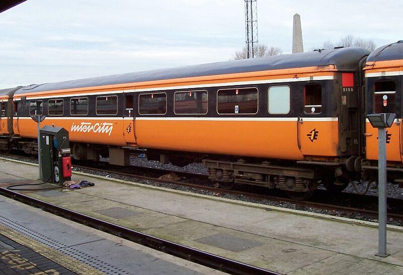 InterCity-Wagen 5155 2.Klasse mit Mittelt�r am 15.02.2005 im Bahnhof Dublin-Heuston.