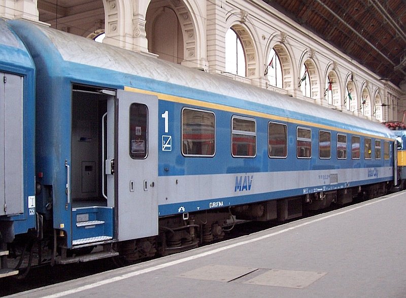 InterCity-Wagen MAV 1./2. Klasse am 20.01.2007 in Budapest-Keleti.