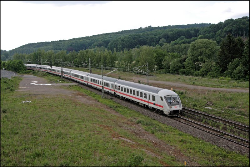 InterCity2140, von Leipzig Hbf nach Kln Hbf,  rollt bei Oberwengern ber die Gterstrecke Richtung Rangierbahnhof Hagen-Vorhalle. Schiebelok ist die 101 075. (18.05.2008)
