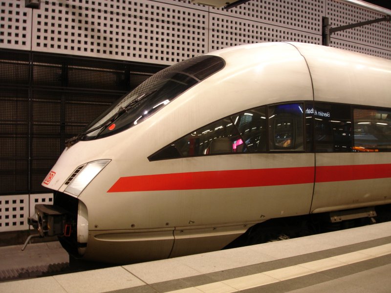 InterCityExpress 1513 hat den Berlin Hbf leider mit 1er Minute Versp�tung auf Gleis 1 erreicht. Nach dem der Fahrgastwechsel beendet war, ging seine Wilde Fahrt auch schon wieder weiter nach M�nchen Hbf �ber Leipzig Hbf, Jena Paradies und N�rnberg. N�chster Halt wird vorerst der Bahnhof Berlin-S�dkreuz sein. Diesmal seitlich fotografiert um die markante Form besser zur Geltung zu bringen. 

ICE 1513, Berlin Hbf (tief)