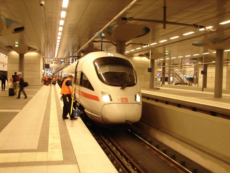 InterCityExpress 1612 nach Hamburg Altona steht gerade in Berlin Hauptbahnhof (Tief) zur Abfahrt bereit. Aufgenommen am 05.08.07