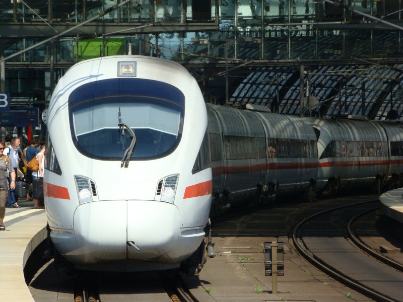 InterCityExpress 37 und 380 zur Fahrt nach Kbenhavn und rhus steht am 07.06.2008 am Bahnhof Berlin Hauptbahnhof bereit.
