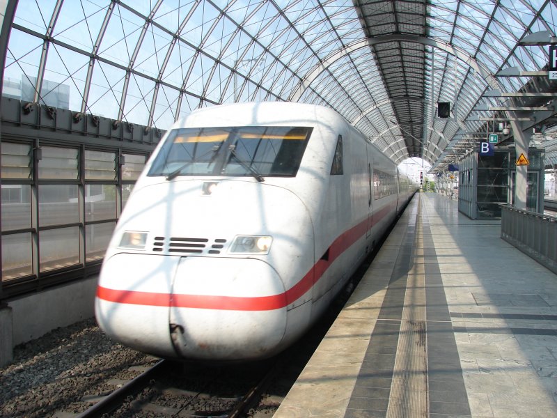 InterCityExpress 543/553 aus Kln/Bonn Flughafen und Koblenz Hbf hat am 08.08.07 Einfahrt in den Bahnhof Berlin Spandau.