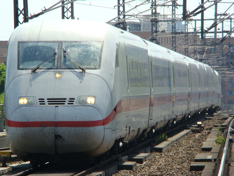 InterCityExpress 547 von Kln hat am 07.06.2008 Einfahrt in den Bahnhof Berlin Hauptbahnhof. Der 1. Zugteil ist ca. 25 Minuten frher eingefahren. Grund war  Technische Strung am Triebzug . 