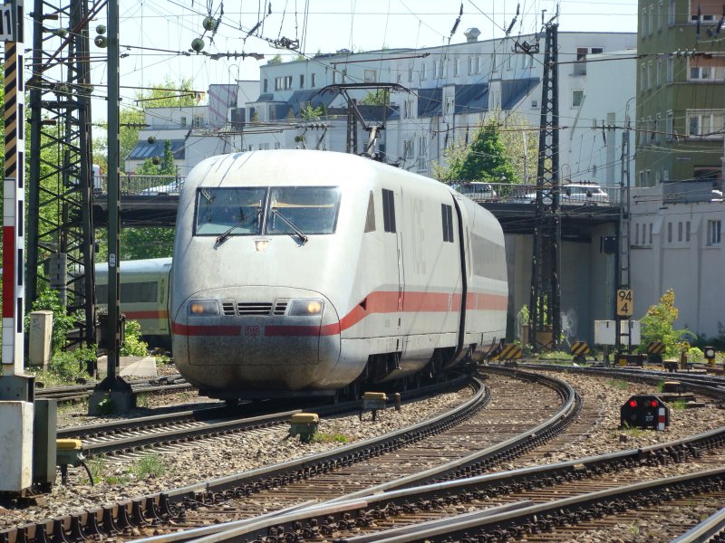 InterCityExpress 596 von Mnchen Hbf nach Berlin Ostbahnhof ber Stuttgart, Kassel W., Braunschweig und Berlin Spandau hat Einfahrt im Bahnhof Ulm Hbf. Aufgenommen am 10.05.08 . 