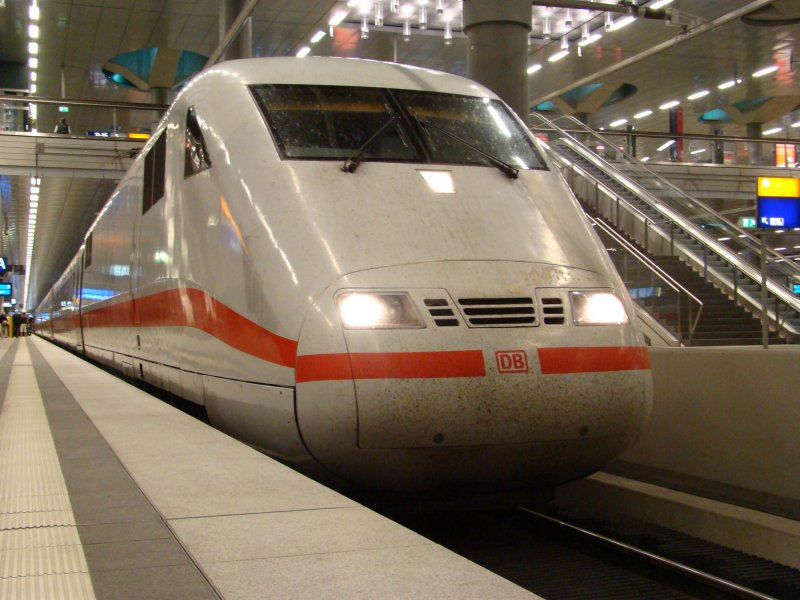 InterCityExpress 692 von Mnchen Hauptbahnhof nach Berlin Hauptbahnhof Tiefbahnsteig ber Stuttgart, Mannheim, Kassel und Braunschweig. Aufgenommen am 07.06.2008