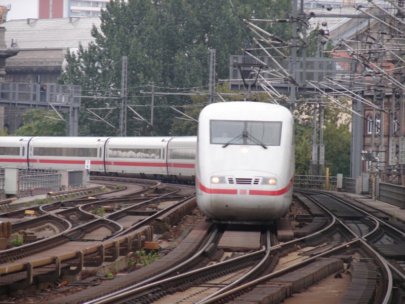InterCityExpress 879 von Berlin Ostbahnhof nach Basel SBB, hier bei der Durchfahrt Berlin Friedrichstrae. Aufgenommen am 12.08.07