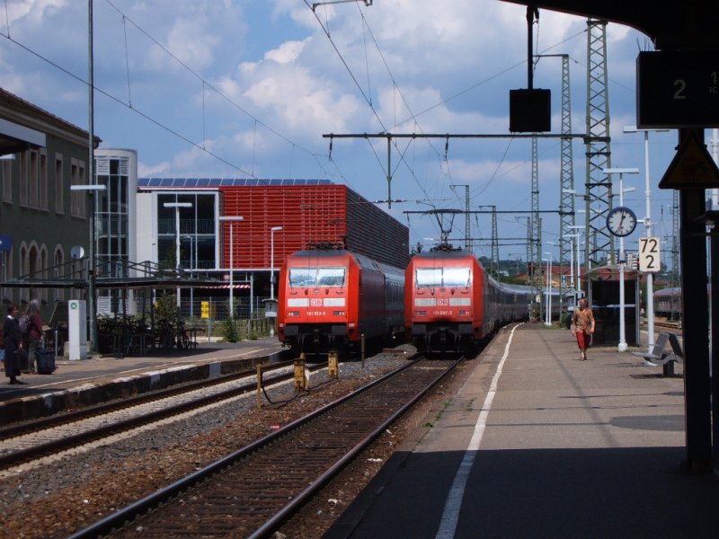 InterCitytreffen am 10.06.07 in Aalen. 101 012-3 fhrt mit ihrem InterCity von Nrnberg HBF nach Karlsruhe HBF auf Gleis 1 des Aalener Bahnhofs ein whrend 101 087-5 mit dem Gegenzug gerade mit der Ausfahrt des Aalener Bahnhofs beschftigt ist.