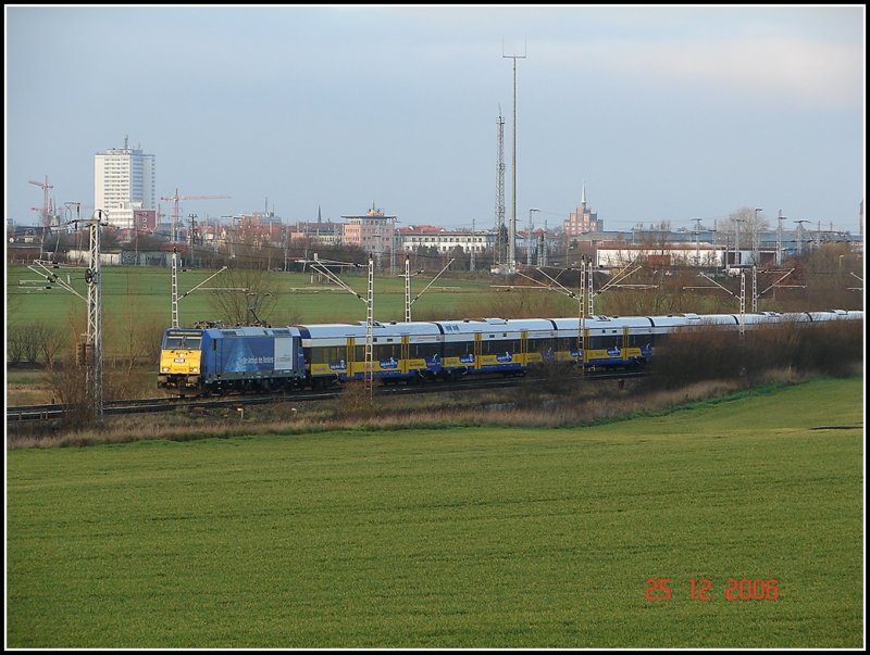 InterConnex 80004 aus Warnemnde nach Leipzig. Gestern fuhr der Zug mit der 146 520-2 whrend die 146 522-8 am Ende abgebgelt mitlief. Aufgenommen am 25.12.06 mit Blick auf Rostock