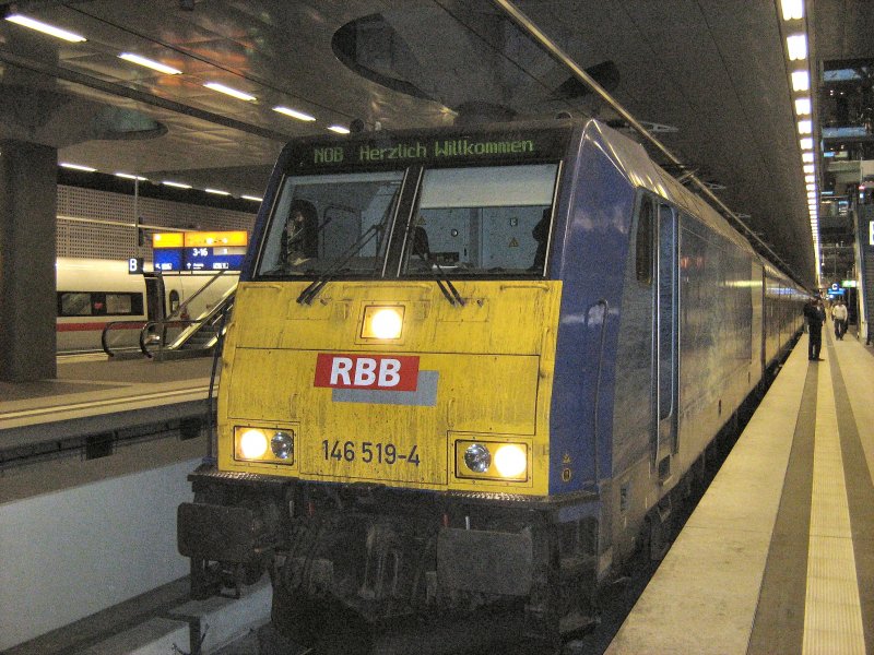 Interconnex-Zug nacj  Leipzig in Berlin, Tiefbahnsteig. Lok 146 519-4 stark verschmutzt. Herbst 2007