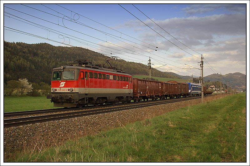Interessant an dieser Aufnahme des 49488 ist der israelische Steuerwagen der am 24.4.2008 von Spielfeld via Pyhrn nach Breclav bef�rderte wurde. Zuglok war 1142 616. Die Aufnahme entstand in Seiz, kurz nach St. Michael. Ein paar Minuten vorher war der sch�nste Sonnenschein.