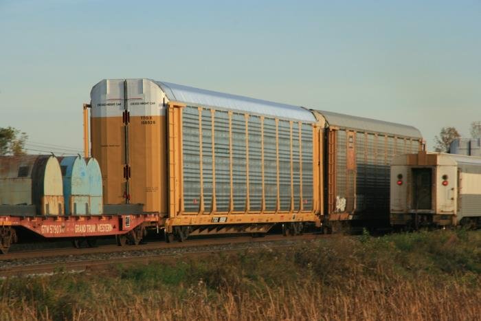 Interessant ist auch die Art des G�tertransport im schier unendlichem Zugverband. Man vergleiche mal die H�he der G�terwagen mit dem Ende des Personenzugs.