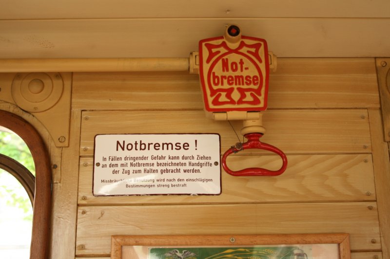 Interessante Anleitung f�r die Benutzung der Notbremse.Die Waggons wurden wunderbar restauriert.2.WCd-Schmalspurbahn-Festival am 24.und 25.05.08.
