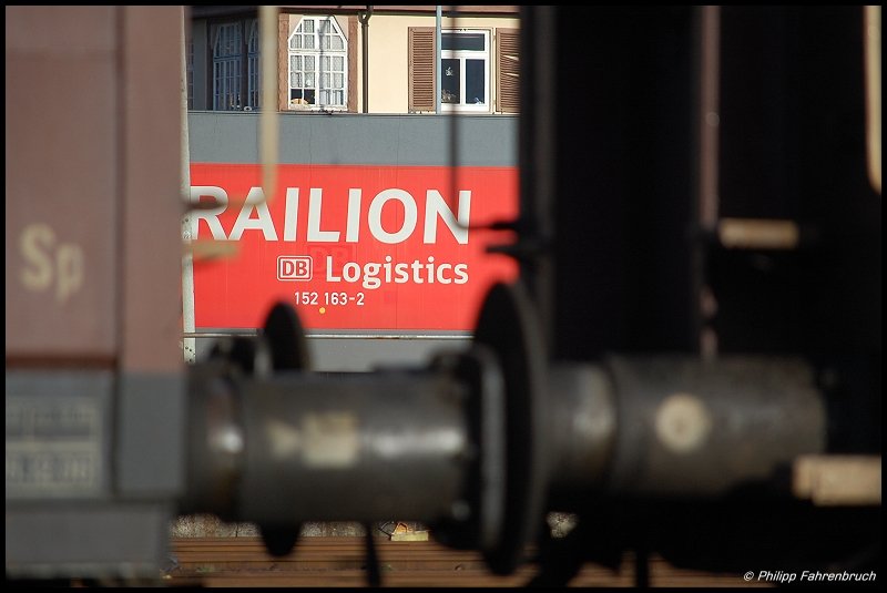 Interessante Ansichten zur sp�ten Nachmittagszeit des 19.03.08 im Aalener Bahnhof. Scharf im Messfeld pr�sentiert sich eingeengt die seitliche Aufschrift der 152 163-2 der Railion DB-Logistics... ;-)