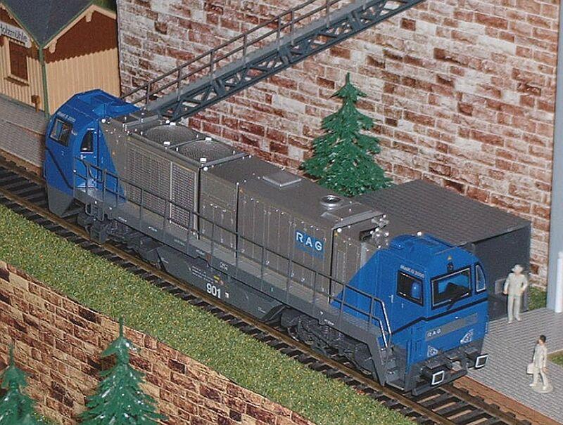 Interessante Neuheiten auf dem Modellbahnmarkt: Mehano T277DC, Modell der Diesellok G2000 der privaten RAG von MaK, das Modell gibt es auch fr Mrklin und Trix. Ungewohnte Form auf deutschen Gleisen, Seitengnge sind nur bei amerikanischen Dieselloks blich. Die Lok habe ich auf der Strecke Ulm - Stuttgart gesehen. 