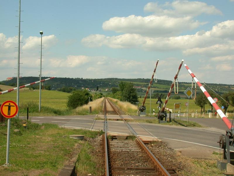 Interessanter Bahnbergang mit abzweigender Strasse an der Burgenlandbahn zwischen Naumburg und Nebra. (24.06.2002)