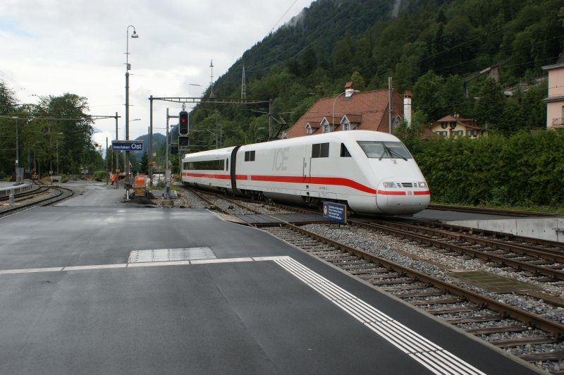 Interlaken Ost am 22.06.2009. DB ICE 401088-0 bei der Einfahrt in den Bahnhof.