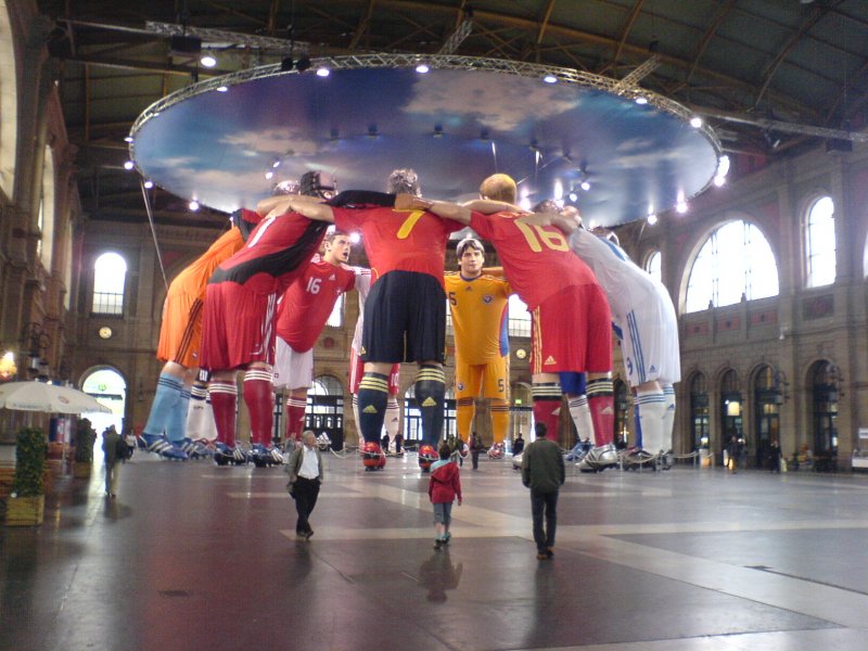 Internationale Motivation in der Bahnhofshalle des Zrcher Hauptbahnhofs. Die Giganten werben fr die Euro2008. 