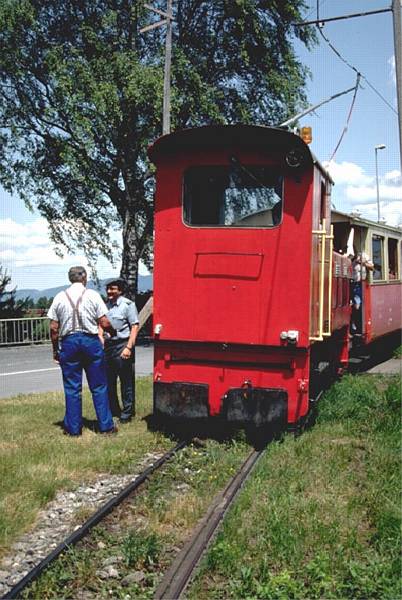 Internationale Rheinregulierung(IRR)Dienstbahn, Personenzug bei einer Strassenquerung an der Schweizer Grenze (Richtung Widnau) 