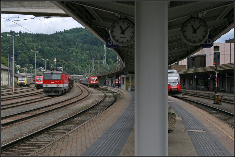 Internationales Loktreffen in Kufstein. 4 Bahngeselschaften und zwei Hersteller. Ein 4024er muss als RB 5113 von Rosenheim nach Telfs-Pfaffenhofen auf die Seite, whrend 1016 042 mit dem OEC 662  WORLD VISION-KINDERPARTENSCHAFTEN , von Wien West nach Feldkirch unterwegs ist. Auf den Nebengleisen warten E189 933 der Lokomotion, 182 001 der RAILION DB Logistics auf die nchsten Auftrge, whrend die 1144 231 auf die Vorspannlok wartet. (04.07.07)