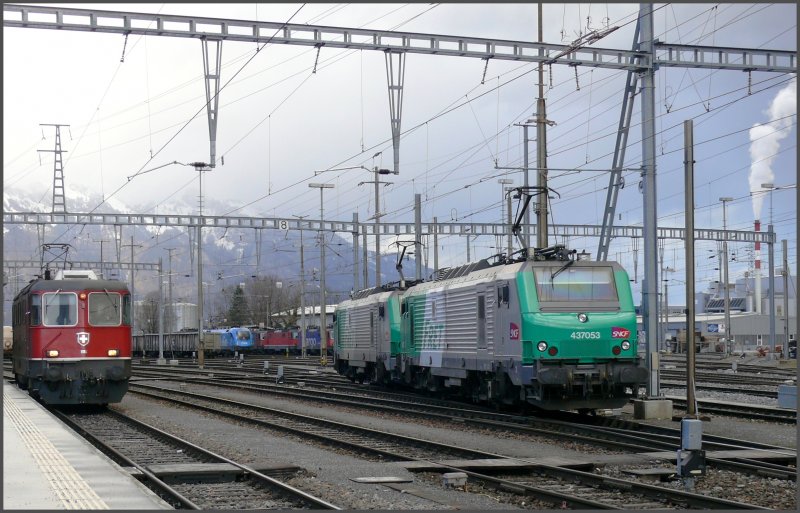 Internationales Treffen in Buchs SG. Whrend Re 4/4 II 11116 den EC 160 nach Zrich bernimmt, werden sich 437053 und 437058 an einem Autozug nach Mulhouse (F) ntzlich machen, der von der 1016 023-2 KyotoExpress nach Buchs SG gebracht wurde. (07.01.2008)