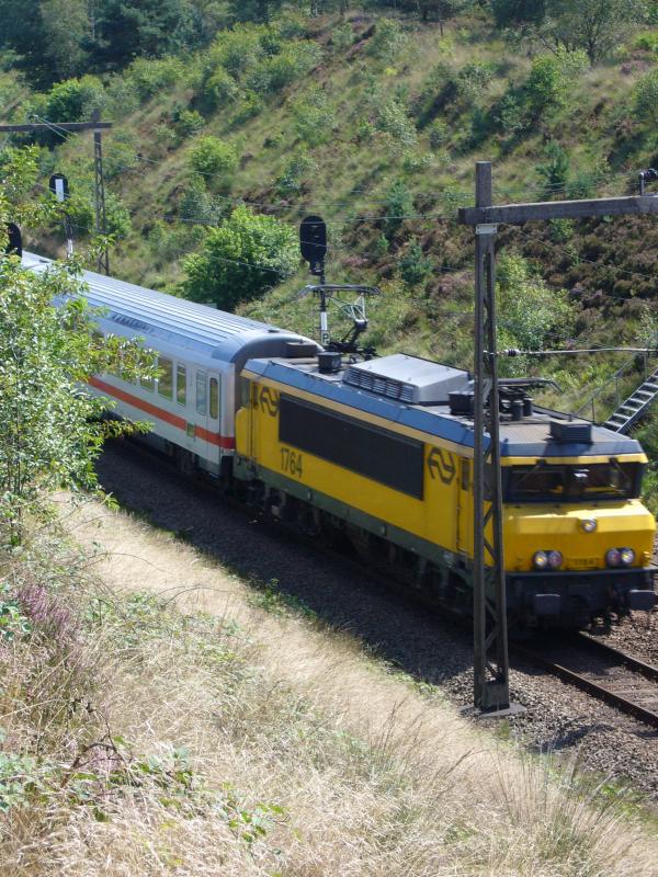 Internationalzug aus Berlin bei Assel (NL)