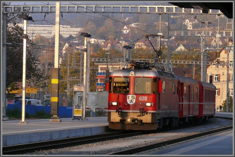 Interregio nach Disentis mit Ge 4/4 628  S-chanf  fhrt in Chur ein. (27.10.2007)